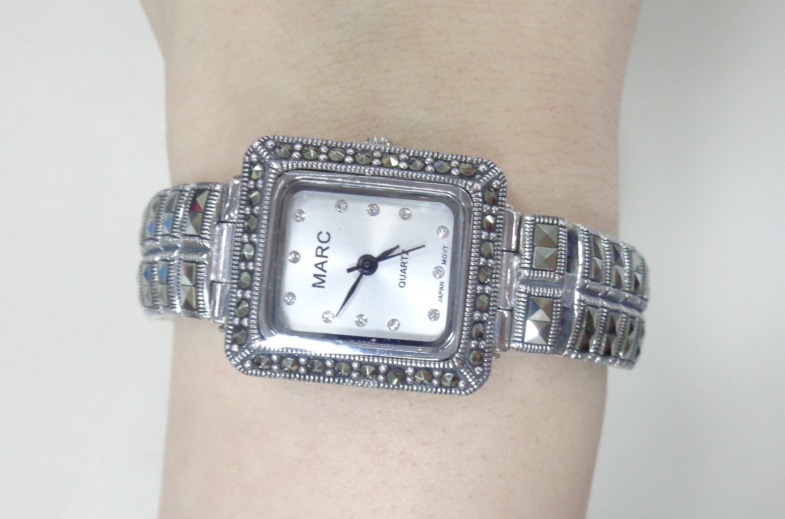 Серебряные часы с марказитами